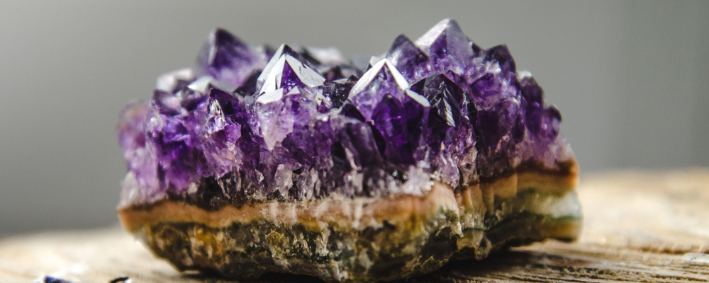 Frumusețea enigmatică a pietrelor prețioase de culoare violet2