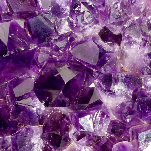 Imputerniceste-ti spiritul cu cristale purpurii vindecatoare: dezvaluirea puterii pietrelor violete 