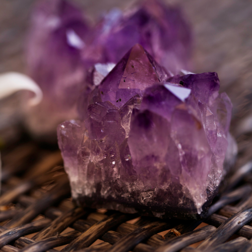 Imputerniceste-ti spiritul cu cristale purpurii vindecatoare: dezvaluirea puterii pietrelor violete 