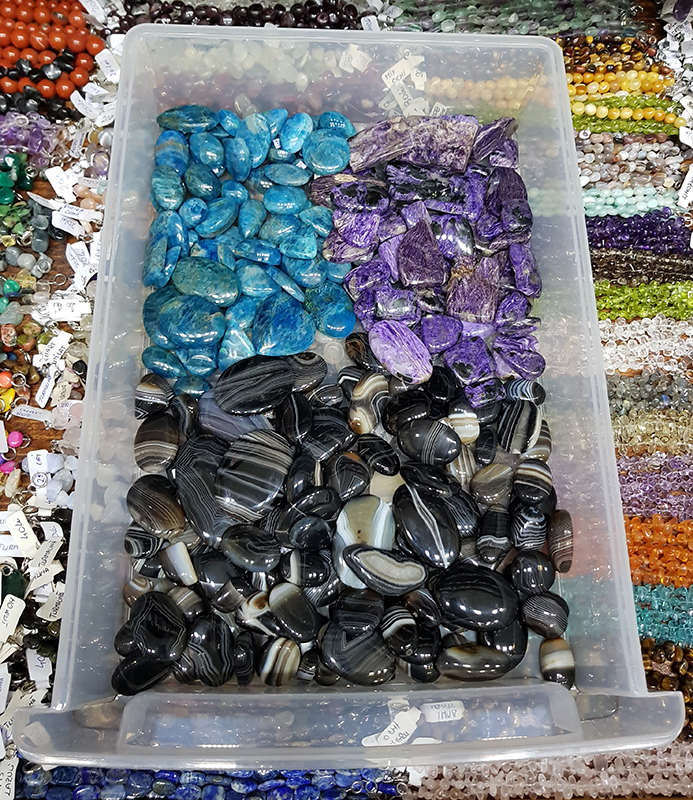 Cabochoane apatit, charoit, sardonix