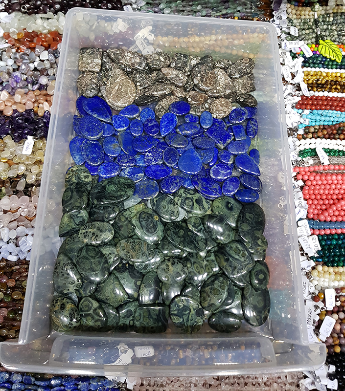 Cabochoane agat turitela, lapis lazuli, jasp kambaba