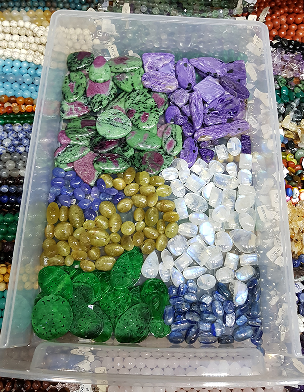 Cabochoane charoit, rubin in zoisit, tanzanit, ochi de pisica, jad, kianit, piatra lunii
