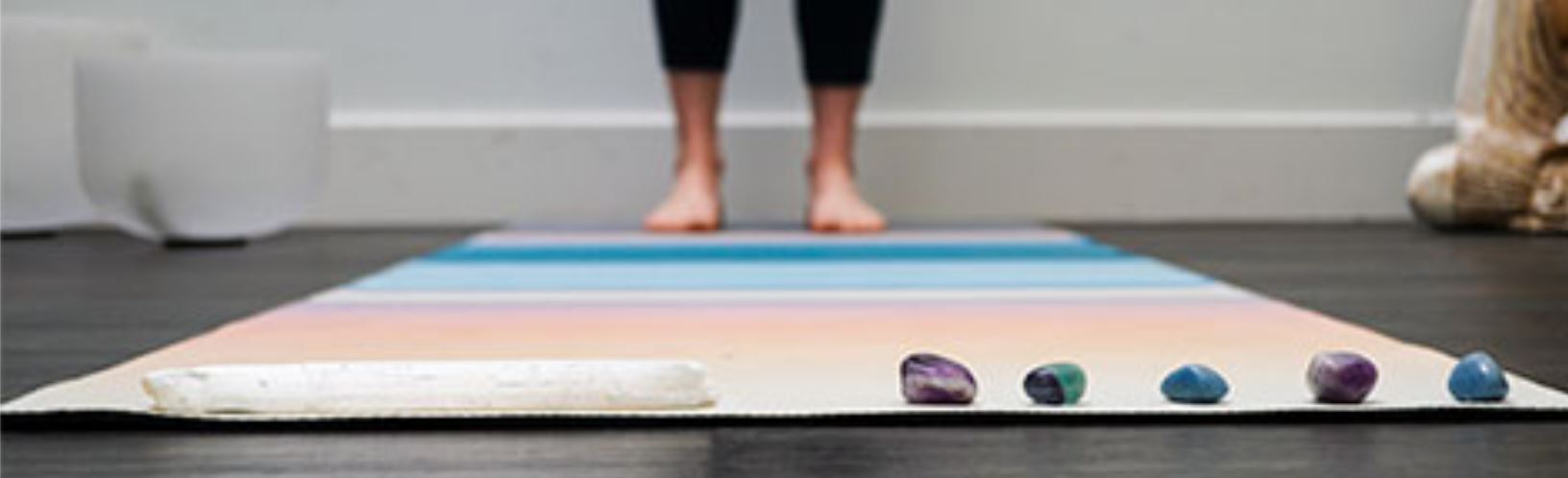 Cum putem imbunătățiți-vă practica zilnică de yoga cu cristale-covor