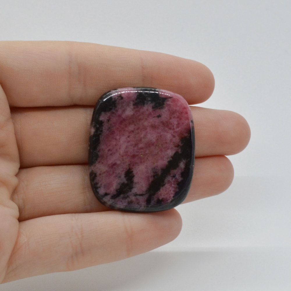 Cabochon rodonit 36x31x5mm c14