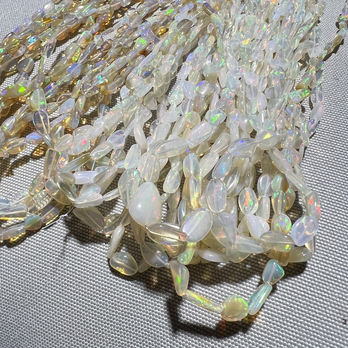 Sirag opal etiopian de foc neuniform alb 5-8mm 45cm