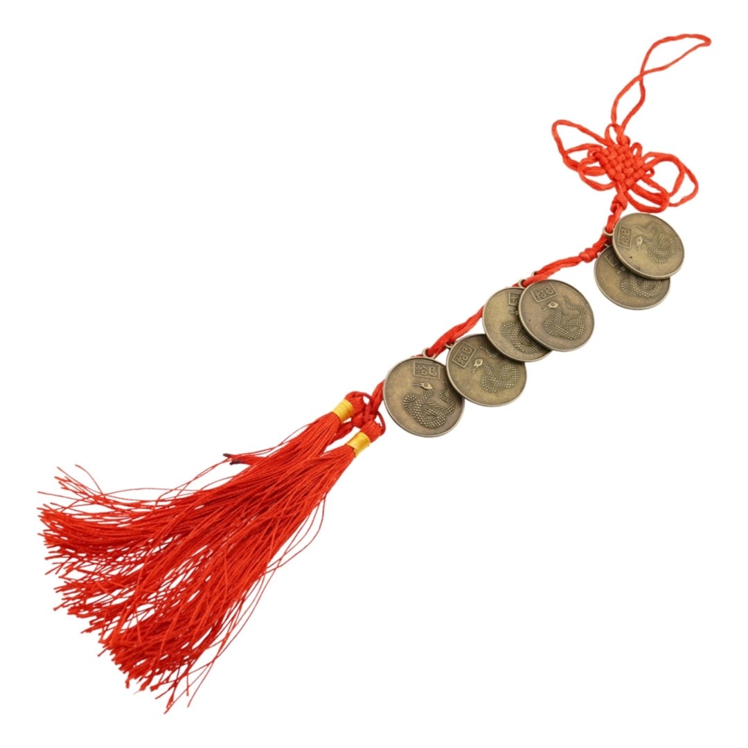 Amuleta feng shui cu 6 monede simbol sarpe si nod mistic rosu