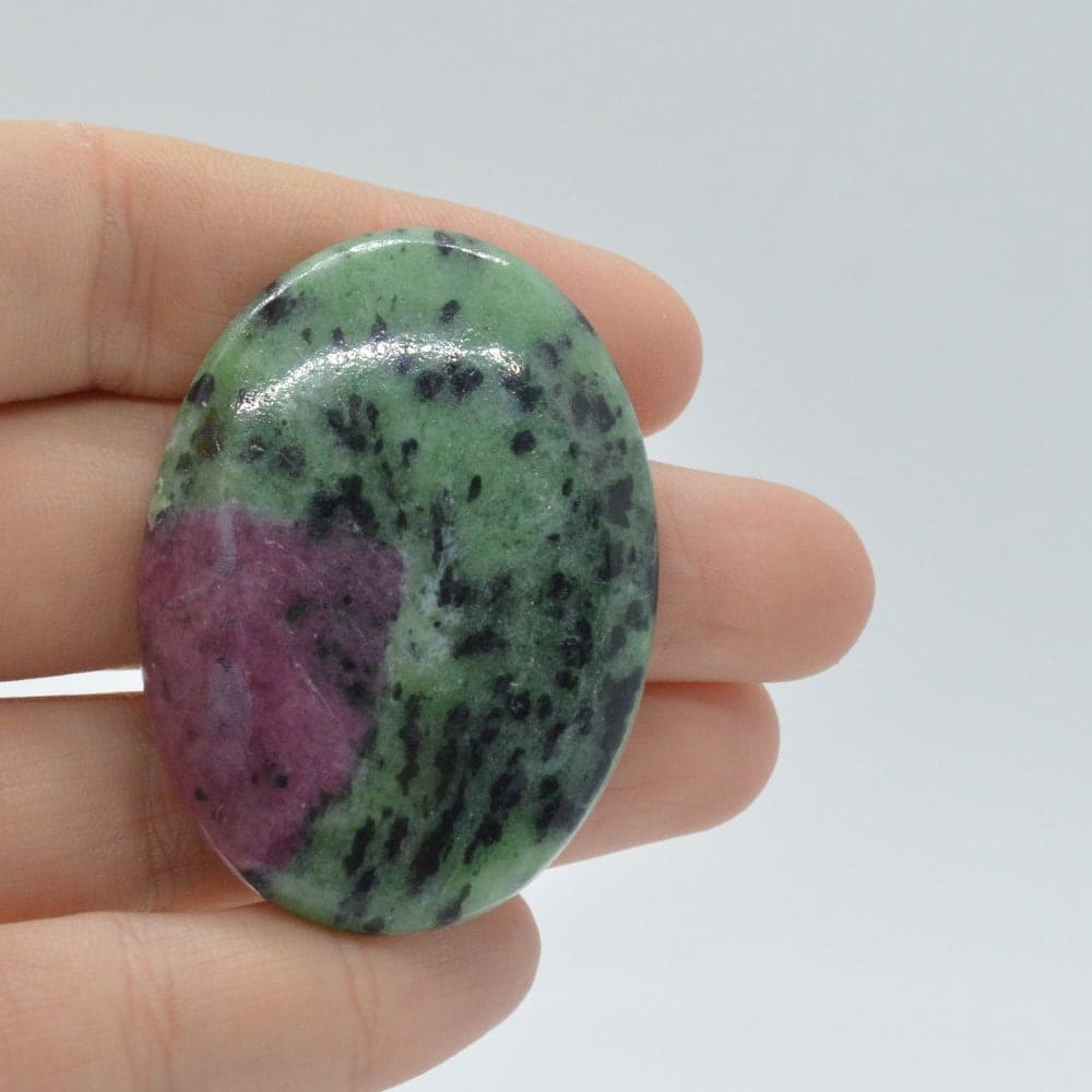 Cabochon rubin in zoisit 48x34x6mm a41