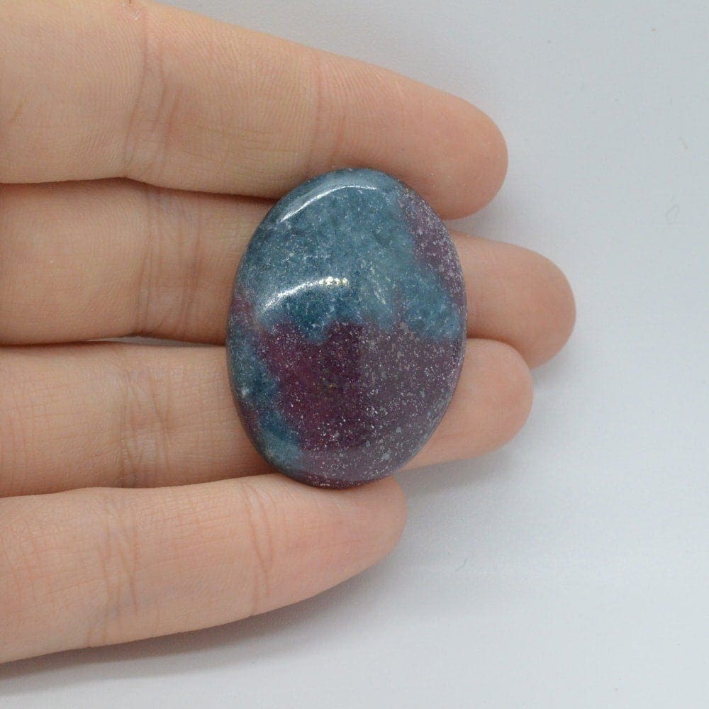 Cabochon rubin in kianit 33x25x6mm a19