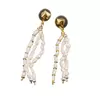 Cercei cu surub perle albe de cultura si metal auriu pe 3 randuri, 7cm
