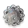 Decoratiune din lemn sculptat cu Ying Yang argintiu