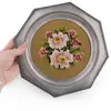 Tava vintage din metal octogonala cu broderie flori roz pe fundal bej, 21cm, imagine 3