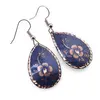 Cercei din cupru lacrima, model floare ornament pe fundal albastru