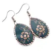 Cercei din cupru lacrima, model floare ornament pe fundal turcoaz