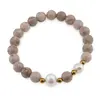 Bratara pe elastic Perle de cultura, bumbi aurii si Coral fosilic sfere 8mm