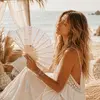 Evantai alb din dantela, accesoriu elegant pentru mirese, evenimente si tinute speciale