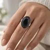 Inel reglabil Onix oval cu montura din inox, 22mm – imagine de prezentare în context