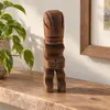 Statueta vintage din lemn sculptat manual, figurina mare stilizata cu detalii tribale, 21cm – imagine de prezentare în context
