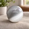 Sfera din selenit 6cm – imagine de prezentare în context