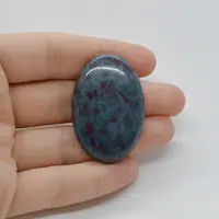 Cabochon Rubin in kianit 42x28x6mm C8