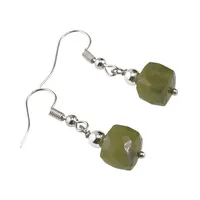 Cercei cu agatatoare Granat verde cub fatetat, 6-8mm