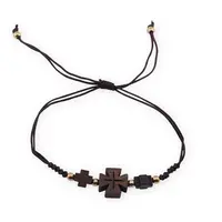 Bratara cu nod culisant maro si trei cruci din lemn natural