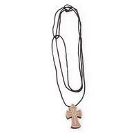 Pandantiv din lemn in forma de cruce gravata cu snur