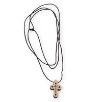 Pandantiv din lemn in forma de cruce perforata cu snur