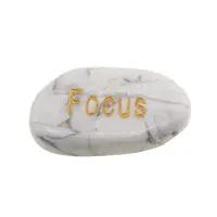 Cristal slefuit Howlit cu afirmatie gravata - Focus