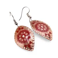 Cercei din cupru migdalati, model mandala florala rosie Cercei din cupru migdalati, model mandala florala rosie