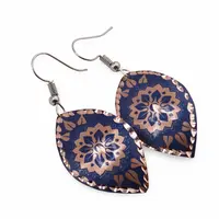 Cercei din cupru migdalati, model mandala florala pe fundal albastru