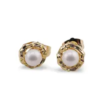 Cercei cupru placat cu aur galben 18k pe surub cu perla de mallorca si textura organica