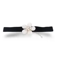 Choker model floare sidef alb si perle, 30cm