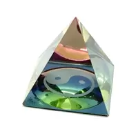Piramida multicolor Feng Shui din sticla cu Yin Yang - mare
