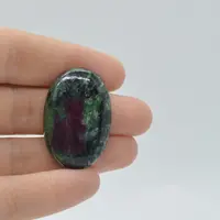 Cabochon rubin in zoisit 34x23x6mm A21