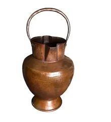 Vas decorativ rustic din alama ciocanit, cu maner arcuit, 40cm