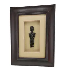 Tablou cu rama din lemn si razboinic african sculptat, 37cm x 27cm