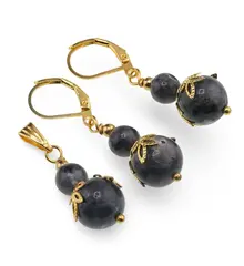 Set cercei si pandantiv Larvikit sfere si flori aurii, 6-10mm