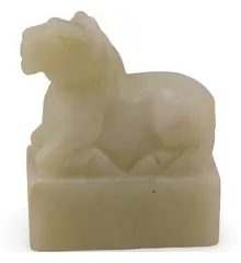 Figurina gravata din Jadeit in forma de Cal sezand