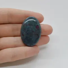 Cabochon Rubin in kianit 36x25x6mm C15