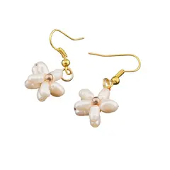 Cercei cu agatatoare perle albe de cultura si metal auriu, floare 15mm