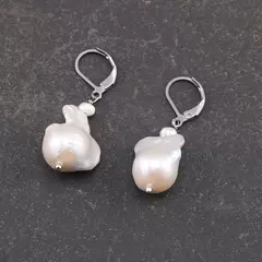 Cercei cu agatatoare perle de cultura albe neuniforme 20mm - 4mm
