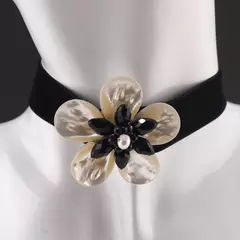 Choker model floare sidef alb si sticla neagra, 30cm