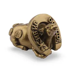 Statueta Feng Shui Bivol asezat cu potcoava din rasina, 7cm