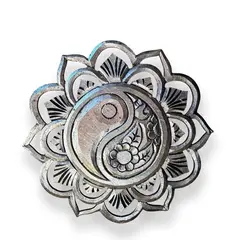 Decoratiune din lemn sculptat cu Ying Yang argintiu