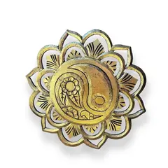 Decoratiune din lemn sculptat cu Ying Yang auriu