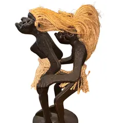 Statueta africana din lemn, unul dupa altul