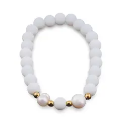 Bratara pe elastic Perle de cultura, bumbi aurii si Onix alb sfere mate 8mm