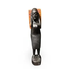Statueta africana vintage din lemn sculptat manual, femeie purtand cos pe spate, 32cm