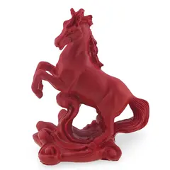 Statueta feng shui Cal rosu pe suport cu picioarele ridicate, 9cm