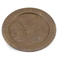 Farfurie rotunda vintage din alama gravata, scena cu palmieri si animale, 20cm